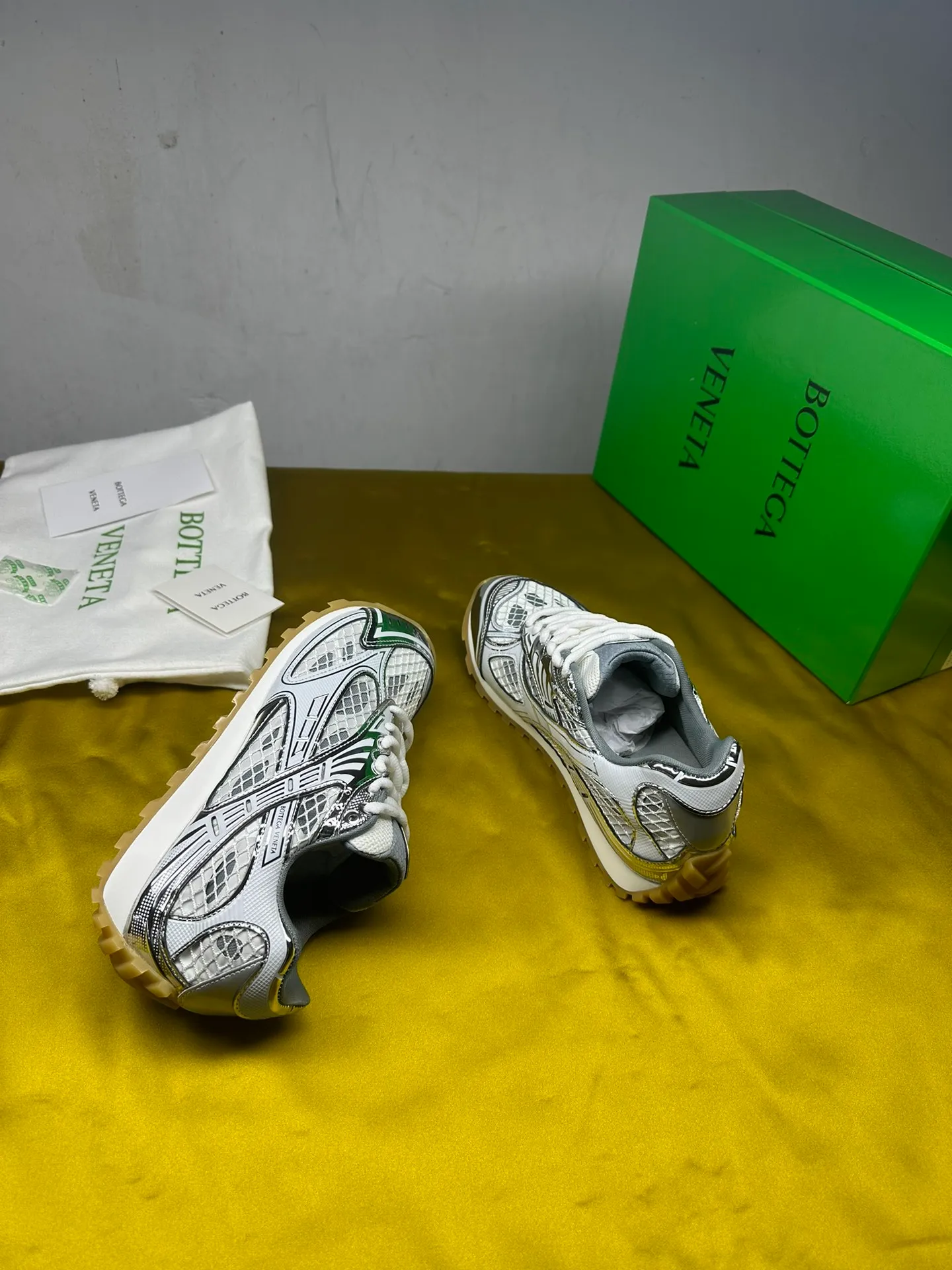 👟👟Ex-factory price 600👟👟 Men's size +10 Real photos 🔥🔥BV Orbit sneakers Wang Yibo's same style couple's dad shoes Runner sneakers, made of lightweight technical mesh fabric. Matched with geometric pattern designed rubber outsole, Wang Zha series high version. Look for the package technology. It is actually a lot taller, but the legs are still slim. Very nice, playable and durable. Matched to the standard💯 Package shoe technology. Look for the high version. The outsole is made of color-blocked TPU outsole. Women's model 35 36 37 38 39 40 41 42 (40 41 42 43 44 45 customized) (Customer logo can be accepted without refund or exchange at a favorable price) Equipped with original packaging